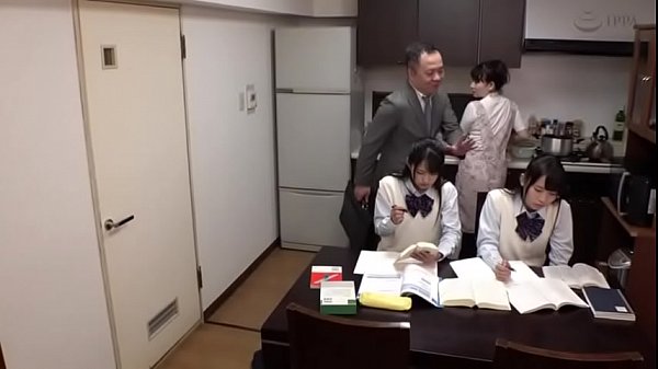 หนังโป้ญี่ปุ่น คุณพ่อกลับบ้านมาเงี่ยนๆ เปิดห้องเข้าไปกับลูกสาวตัวเองเลยจ้า อย่างเงี่ยนอ่ะบอกเลย