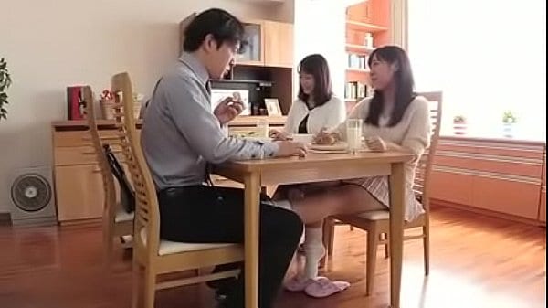 หนังโป๊ญี่ปุ่น สุดจัด น้องสาวเมียหิวควยย่องเข้ามาแอบอมควยพี่เขยตอนดึก แอบxxxกันข้างๆเมีย