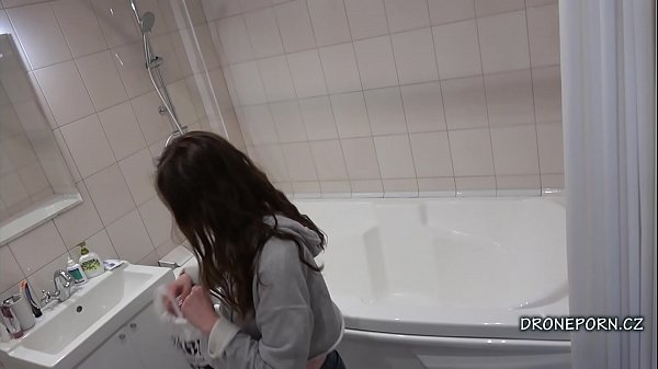คลิปแอบถ่ายอาบน้ำ เพื่อนสาวคนสวยโดนพี่ชายมาแอบถ่ายเธอแก้ผ้าอาบน้ำใน้องน้ำที่บ้าน เธอโคตรเเจ่มหุ่นเอ็กซ์น่าเย็ดโคตร
